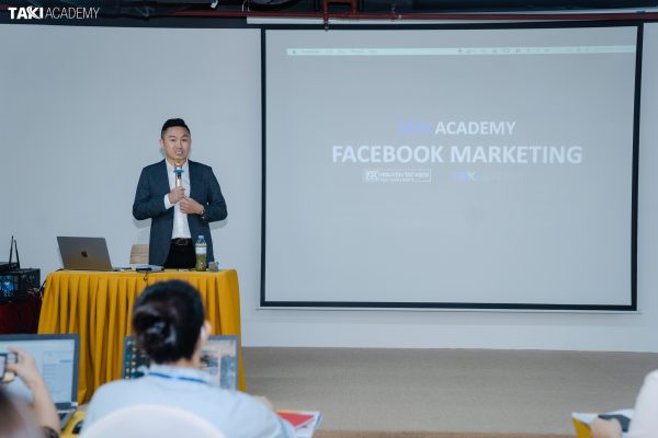 Giảng viên Nguyễn Tất Kiểm trực tiếp giảng dạy khóa Facebook Marketing tại Taki Academy - khóa học Facebook Marketing